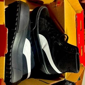 Women's US size 9 PUMA Kaia Mid CV